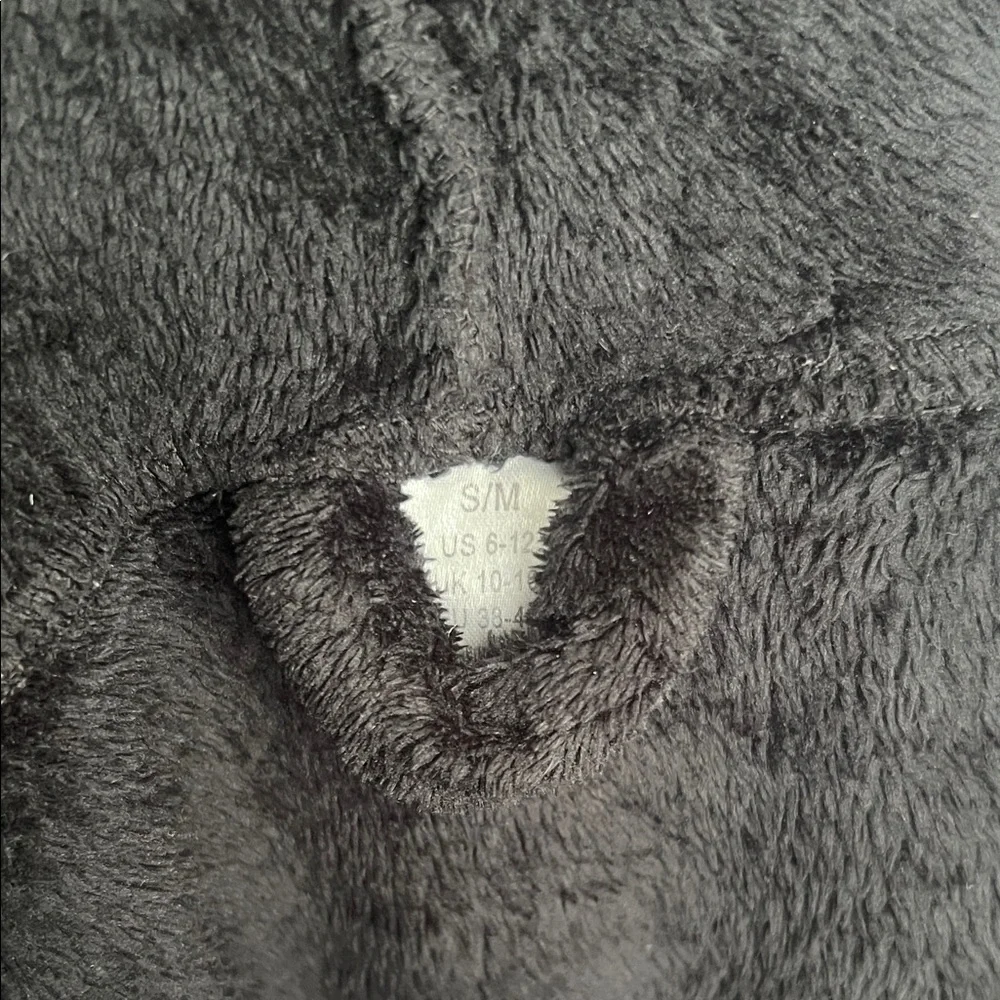 BLACK ROBE - Picture 3 of 3